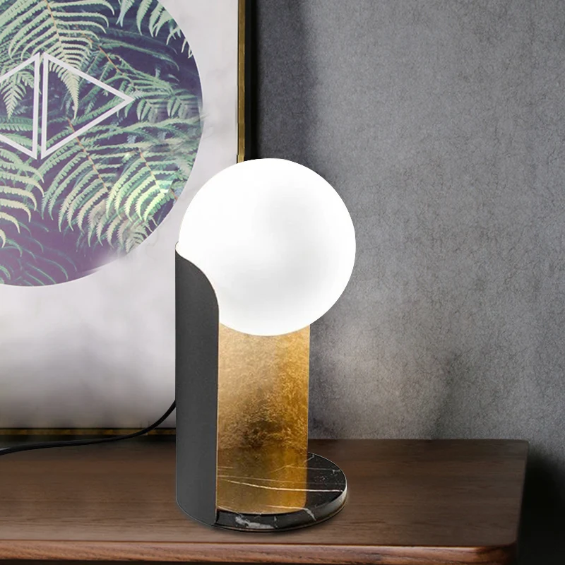 Designer Ball Shade Nachtlampje Wit Glas 1 Lamp Slaapkamer Tafellamp met gebogen standaard zwart en goud aan de binnenkant...
