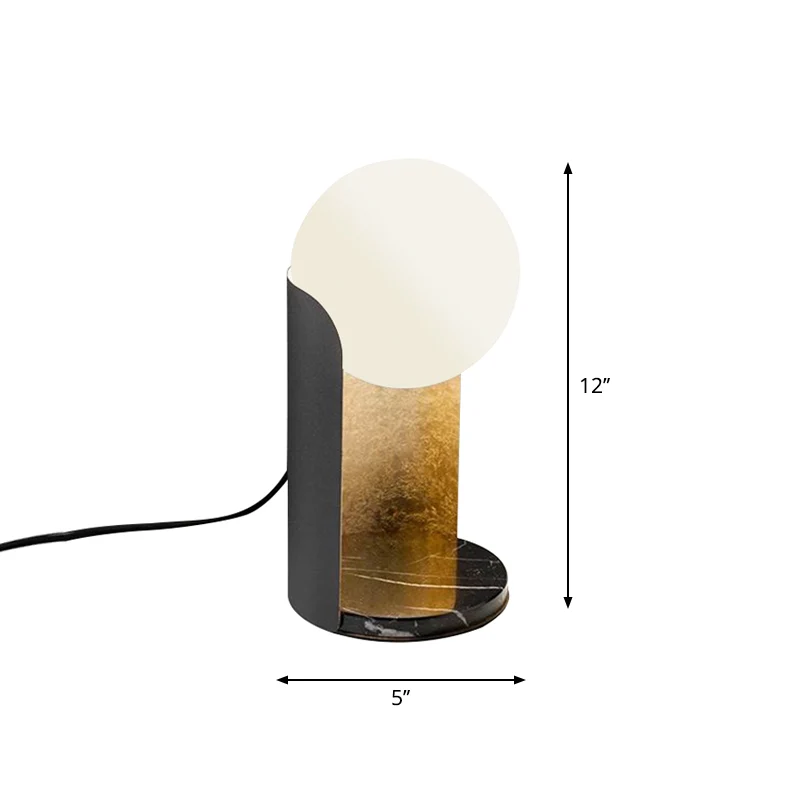 Designer Ball Shade Nachtlampje Wit Glas 1 Lamp Slaapkamer Tafellamp met gebogen standaard zwart en goud aan de binnenkant...