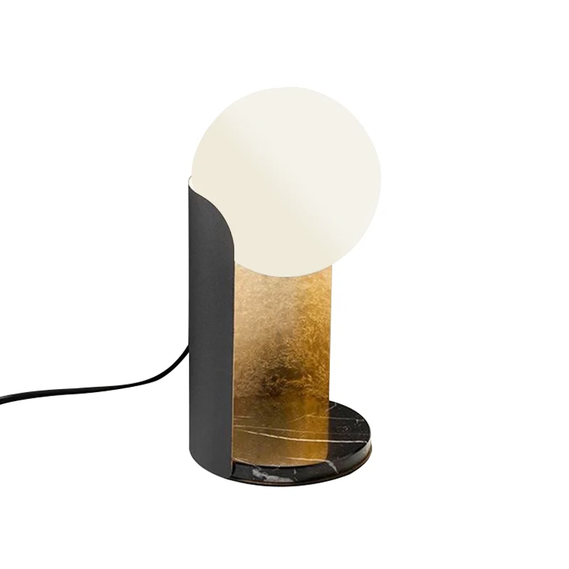 Designer Ball Shade Nachtlampje Wit Glas 1 Lamp Slaapkamer Tafellamp met gebogen standaard zwart en goud aan de binnenkant...