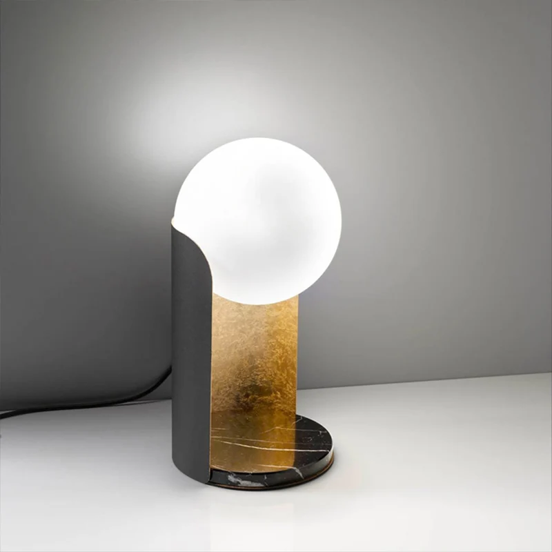 Designer Ball Shade Nachtlampje Wit Glas 1 Lamp Slaapkamer Tafellamp met gebogen standaard zwart en goud aan de binnenkant...