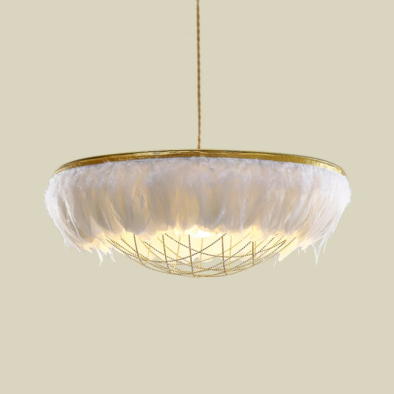 Dome Cage Metallic Kroonluchter Licht Modern 2 Lampen Goud Hangende Plafondlamp Met Wit/Grijs/Roze Veer Deco Clearhalo