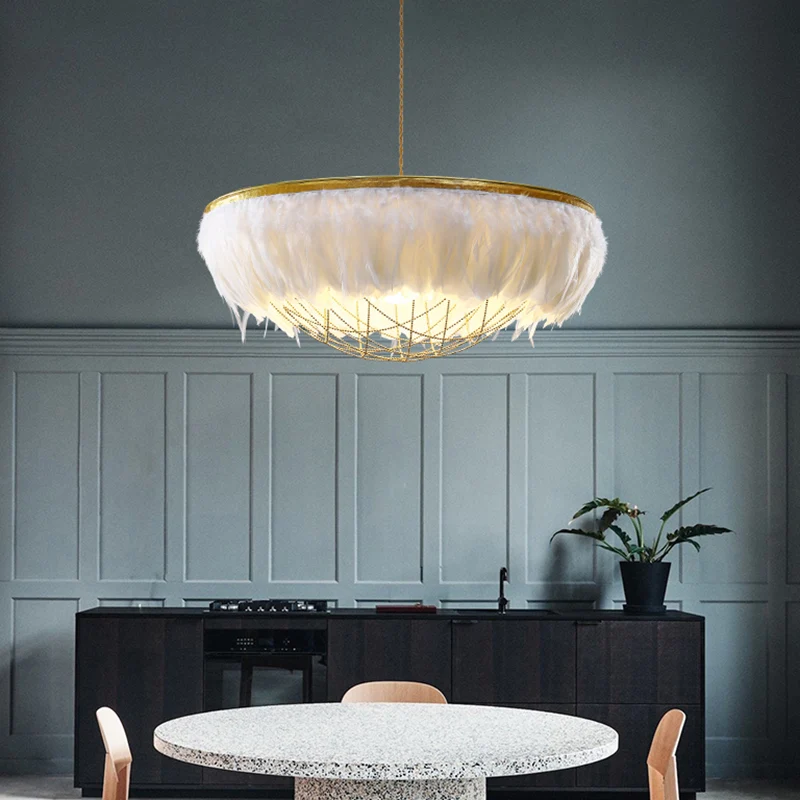 Dome Cage Metallic Kroonluchter Licht Modern 2 Lampen Goud Hangende Plafondlamp Met Wit/Grijs/Roze Veer Deco Clearhalo