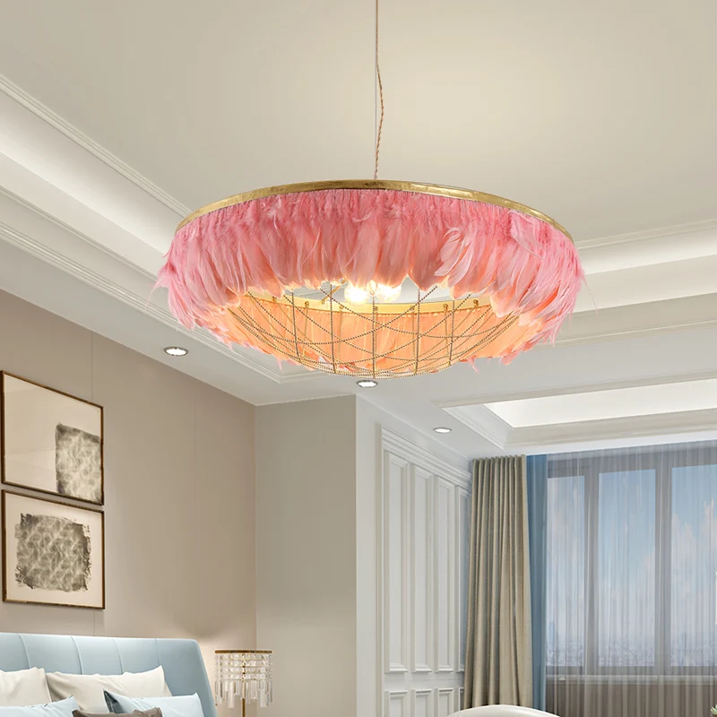 Dome Cage Metallic Kroonluchter Licht Modern 2 Lampen Goud Hangende Plafondlamp Met Wit/Grijs/Roze Veer Deco Clearhalo