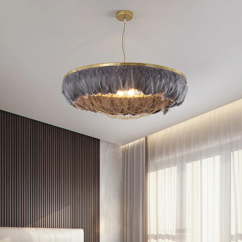 Dome Cage Metallic Kroonluchter Licht Modern 2 Lampen Goud Hangende Plafondlamp Met Wit/Grijs/Roze Veer Deco Clearhalo