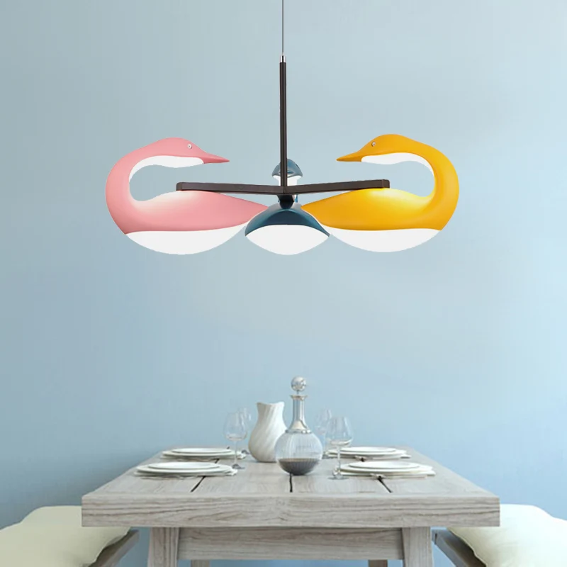Drie-lichte zwaan LED-kroonluchter Scandinavische stijl acryl kleurrijke hanglamp voor kinderkamer, derde versnelling Clea...