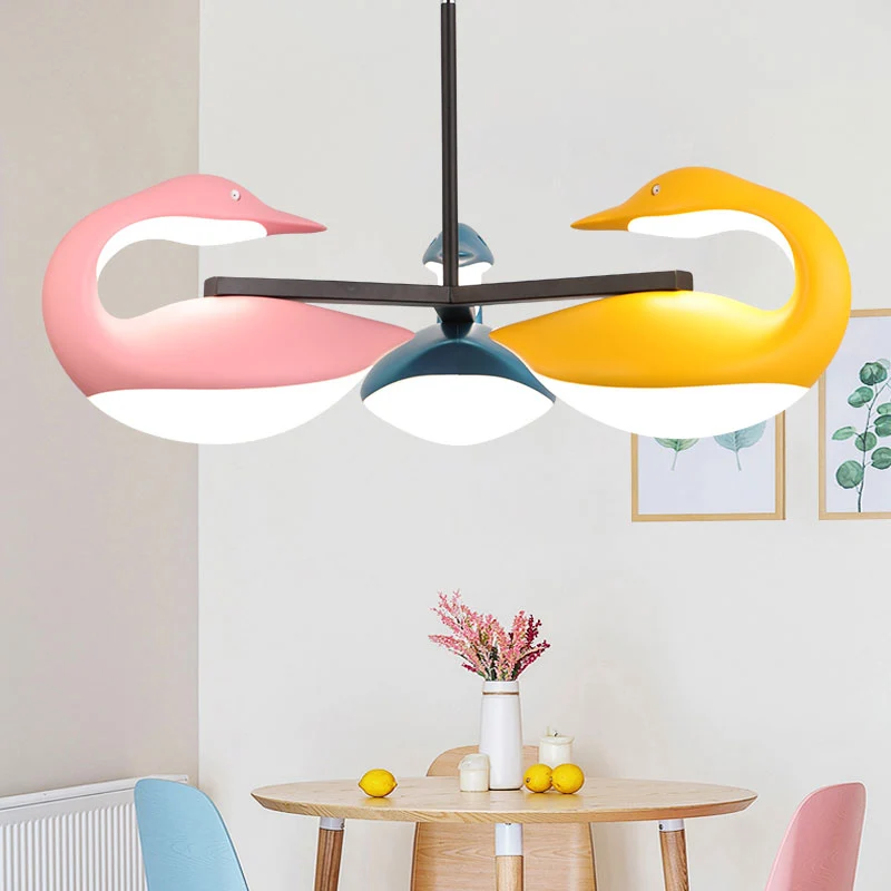 Drie-lichte zwaan LED-kroonluchter Scandinavische stijl acryl kleurrijke hanglamp voor kinderkamer, derde versnelling Clea...