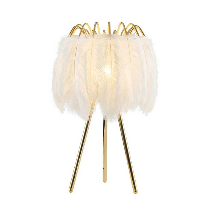 Driepootvormige nachtverlichting Minimalistisch metallic 1-lamps woonkamertafellamp met verenkap goud Clearhalo