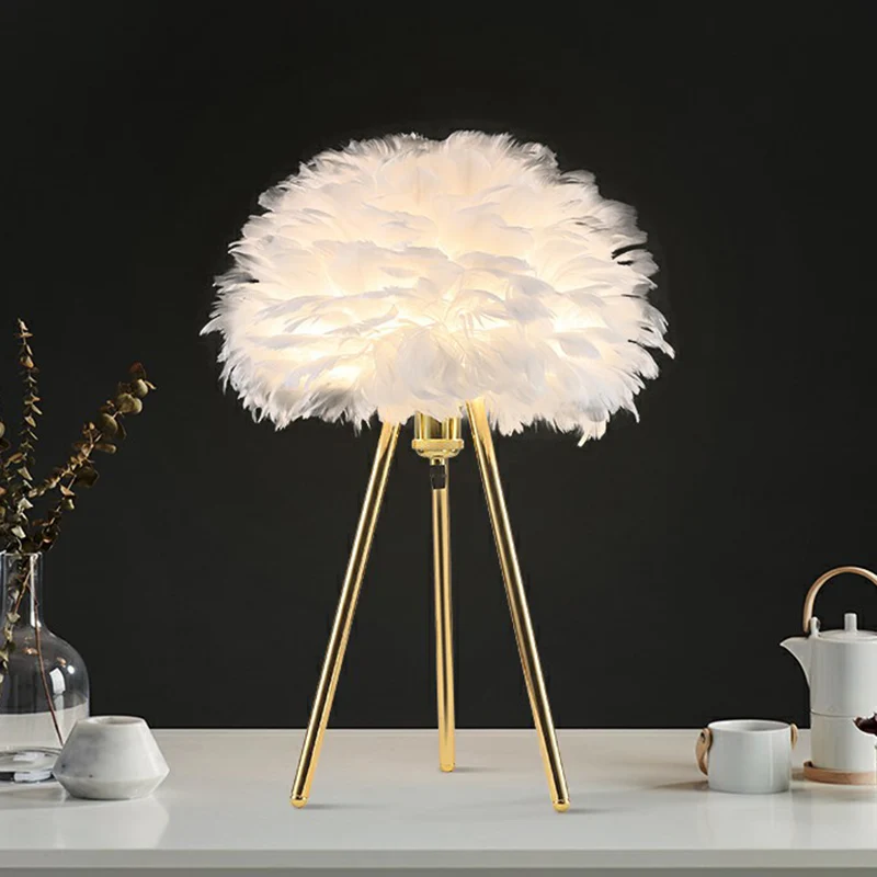 Driepootvormige nachtverlichting Minimalistisch metallic 1-lamps woonkamertafellamp met verenkap goud Clearhalo
