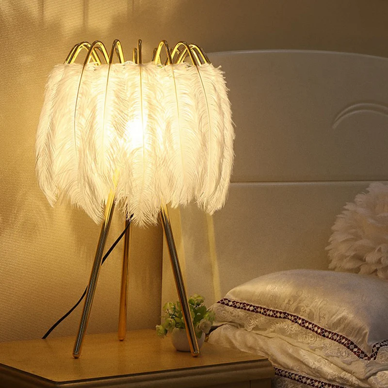 Driepootvormige nachtverlichting Minimalistisch metallic 1-lamps woonkamertafellamp met verenkap goud Clearhalo
