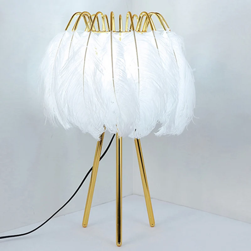 Driepootvormige nachtverlichting Minimalistisch metallic 1-lamps woonkamertafellamp met verenkap goud Clearhalo