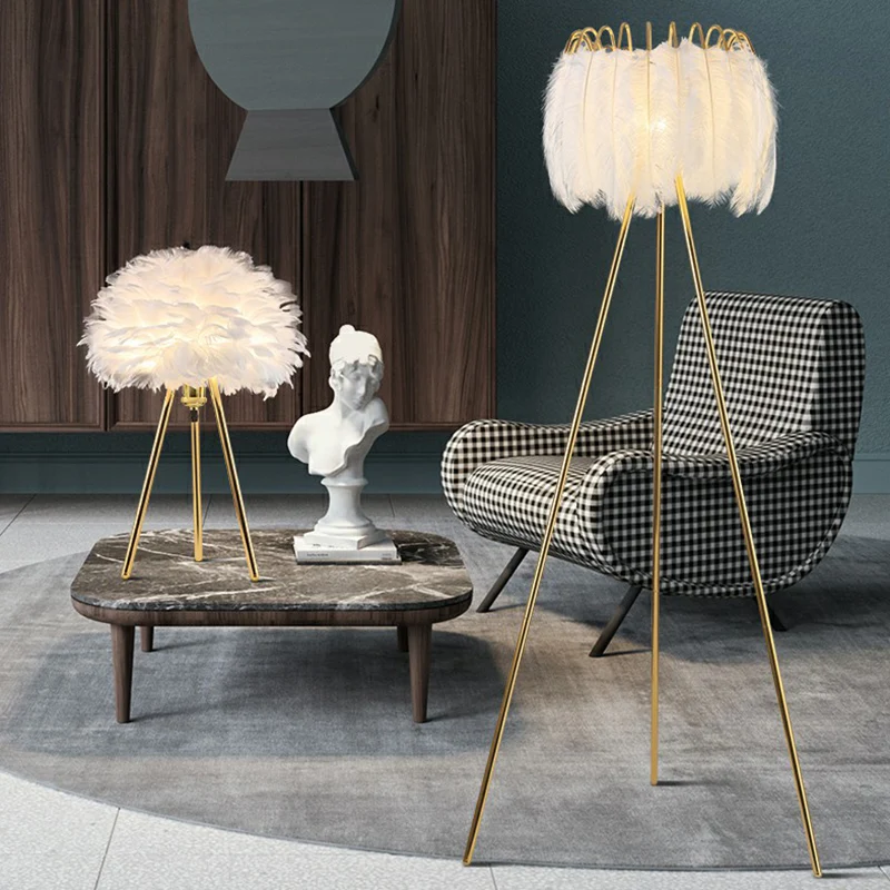 Driepootvormige nachtverlichting Minimalistisch metallic 1-lamps woonkamertafellamp met verenkap goud Clearhalo