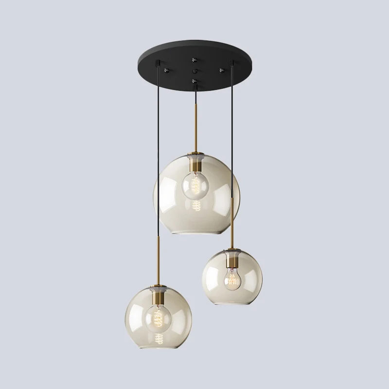 Eenvoudige hangverlichting met 3 lampen en amberkleurige glazen kap Zwarte ronde hanger met meerdere lampen Clearhalo