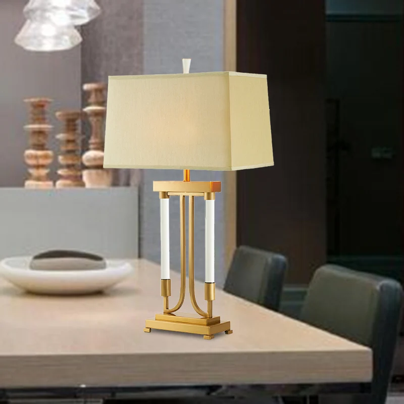 Eigentijdse 1-lamp Task Lighting gouden trapezium kleine bureaulamp met stoffen kap Clearhalo