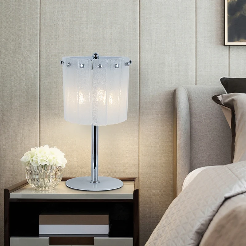 Eigentijdse 3-kops bureaulamp Chrome Drum Nachttafellamp met Crystal Crystal Bar Shade Clearhalo