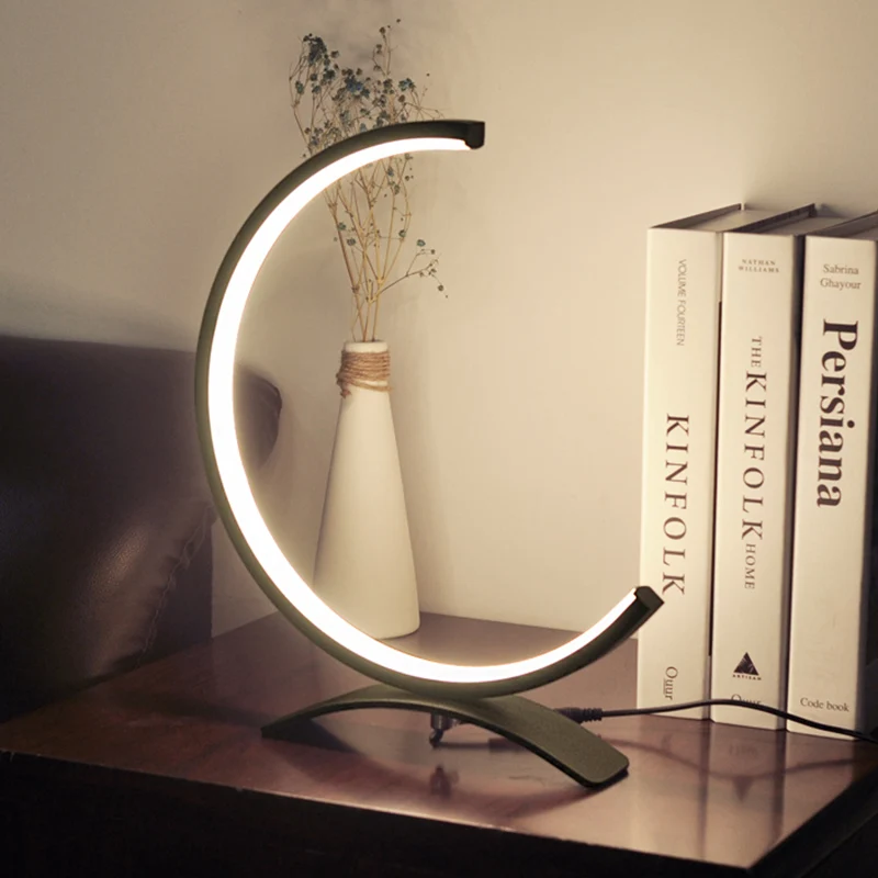 Eigentijdse LED-leesboeklamp Zwart gebogen kleine bureaulamp met acrylkap Clearhalo