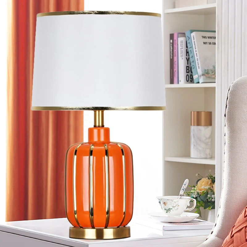 Eigentijdse nachtkastjelamp met 1 lamp, beige/gouden ton, leesboeklamp met stoffen kap Clearhalo