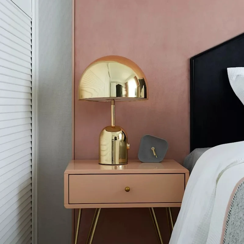 Eigentijdse nachtkastjelamp met 1 lamp, gouden koepelleesboeklamp met metalen kap Clearhalo