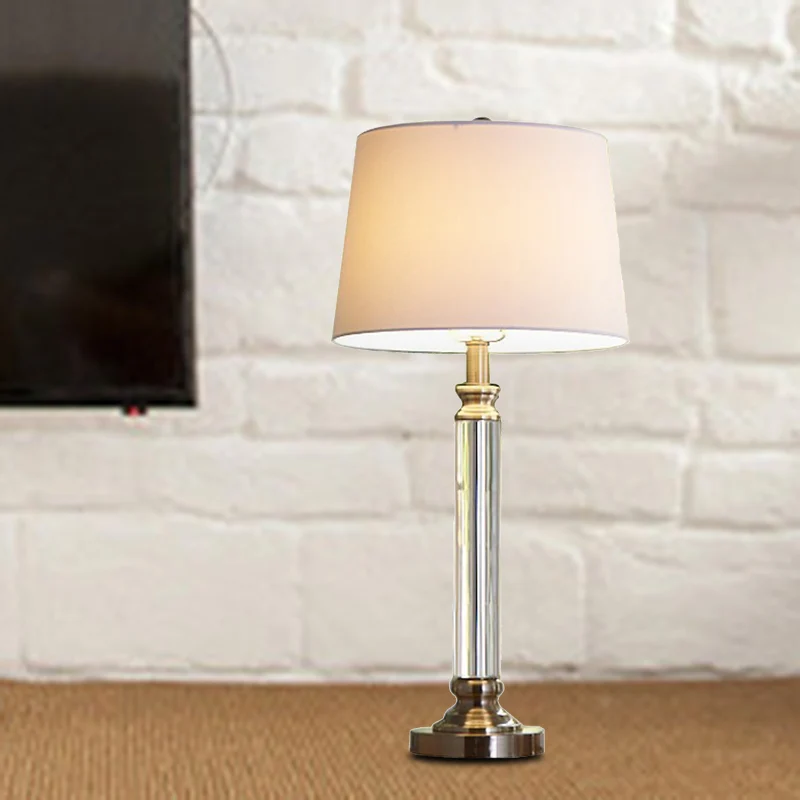 Eigentijdse tafellamp met 1 lamp, goudkleurige taps toelopende trommel, kleine bureaulamp met stoffen kap Clearhalo