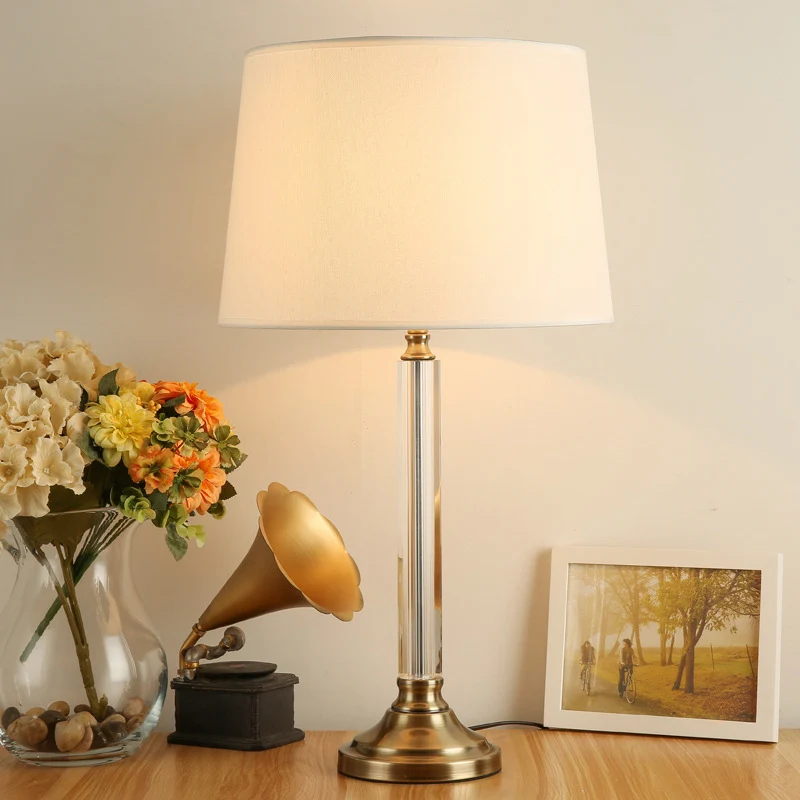 Eigentijdse tafellamp met 1 lamp, goudkleurige taps toelopende trommel, kleine bureaulamp met stoffen kap Clearhalo