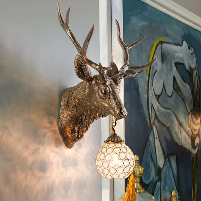 Enkele lamp Elandenkop wandgemonteerde lamp Magazijn Gouden hars wandkandelaar met afgeschuinde kristallen kap Clearhalo