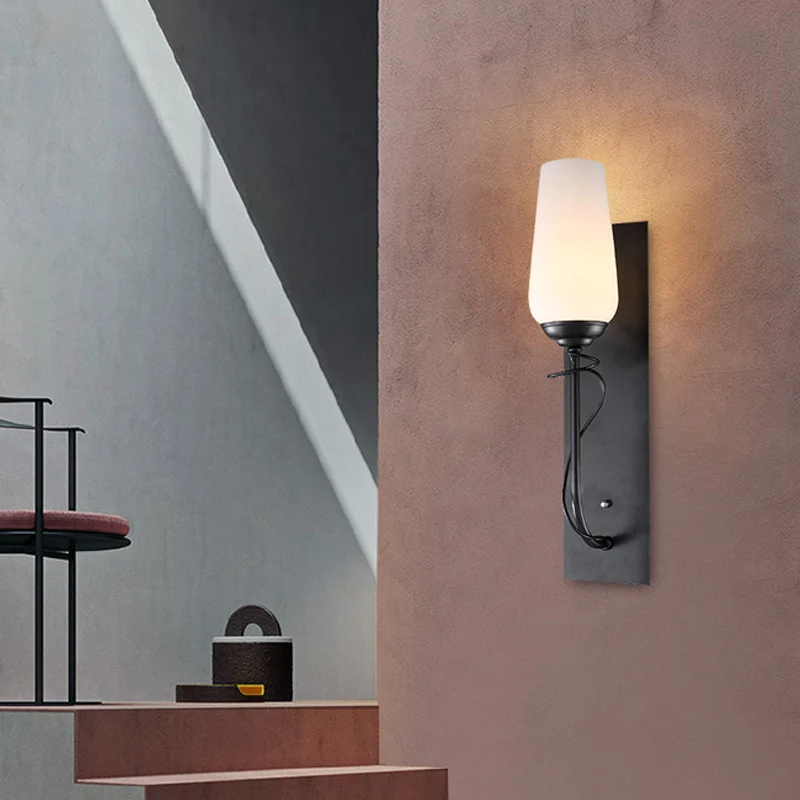 Enkele lichte wandkandelaarlamp Rustiek conisch wit glazen wandgemonteerd lichtarmatuur zwart Clearhalo