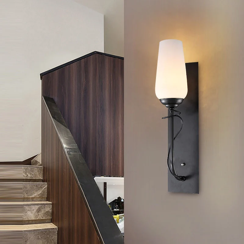Enkele lichte wandkandelaarlamp Rustiek conisch wit glazen wandgemonteerd lichtarmatuur zwart Clearhalo
