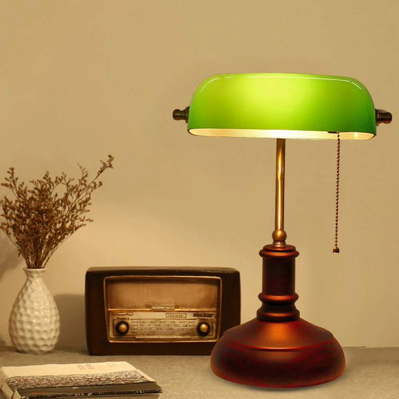 Enkele nachtkastje, lichte metalen retro loungetafellamp met groene halflangwerpige kap en trekketting Clearhalo