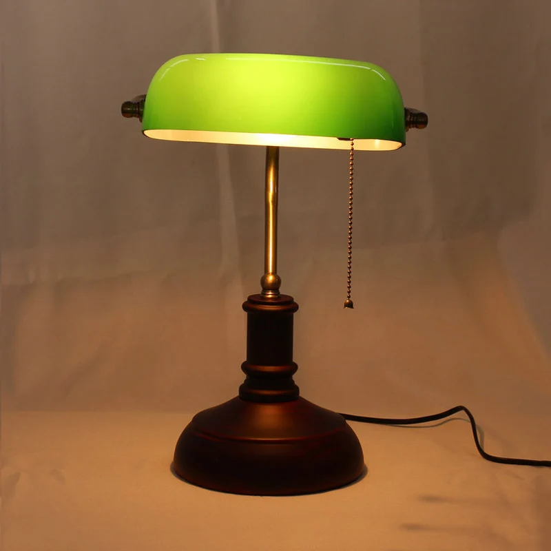 Enkele nachtkastje, lichte metalen retro loungetafellamp met groene halflangwerpige kap en trekketting Clearhalo