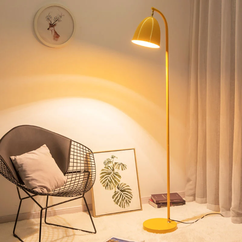 Enkele woonkamer vloerlamp Macaron Draaibare vloerleeslamp met bel-metalen kap Clearhalo
