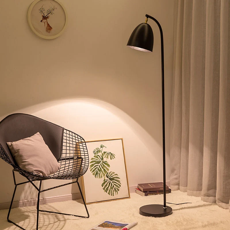 Enkele woonkamer vloerlamp Macaron Draaibare vloerleeslamp met bel-metalen kap Clearhalo