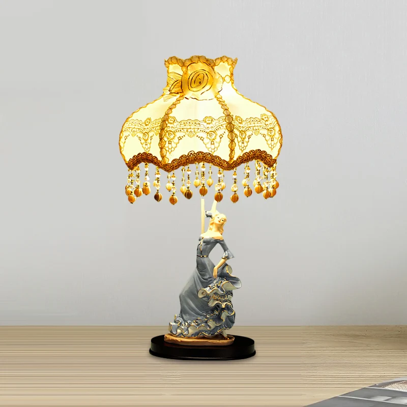 Enkele woonkamertafelverlichting Pastoraal beige nachtlampje met geschulpte stoffen kap en meisjesdecor Clearhalo