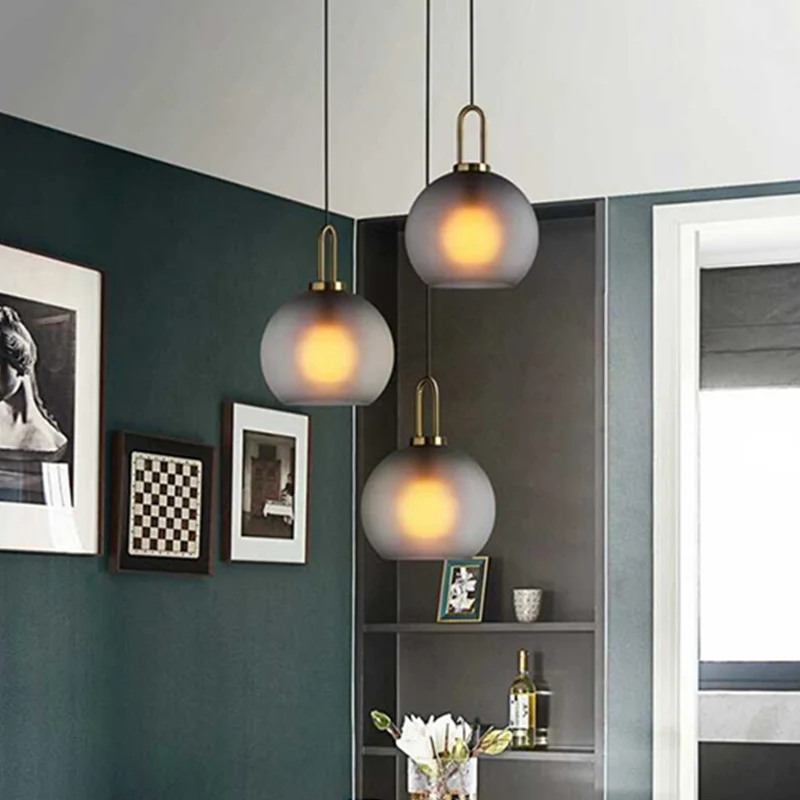 Frosted rokerige grijze glazen bol hanger moderne messing plafondlamp met enkele lamp en handvat, 8"/10"/12" breed Clearhalo