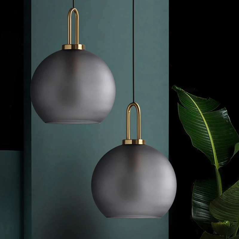 Frosted rokerige grijze glazen bol hanger moderne messing plafondlamp met enkele lamp en handvat, 8"/10"/12" breed Clearhalo