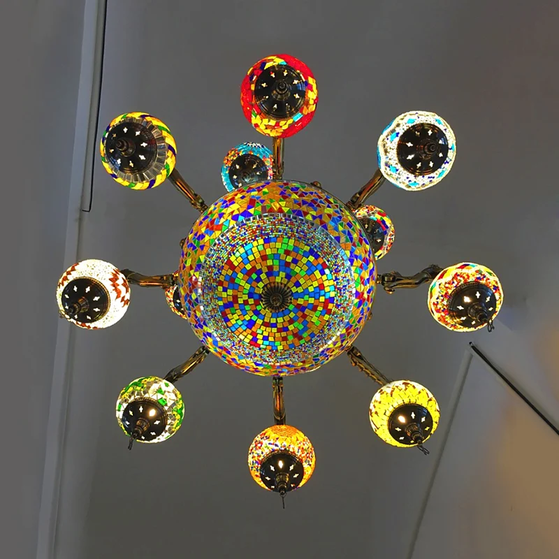 Gebogen arm metalen kroonluchter traditioneel 15 koppen bronzen hanglampset met kleurrijke glazen bol Clearhalo