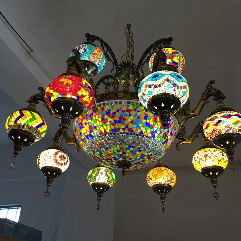 Gebogen arm metalen kroonluchter traditioneel 15 koppen bronzen hanglampset met kleurrijke glazen bol Clearhalo