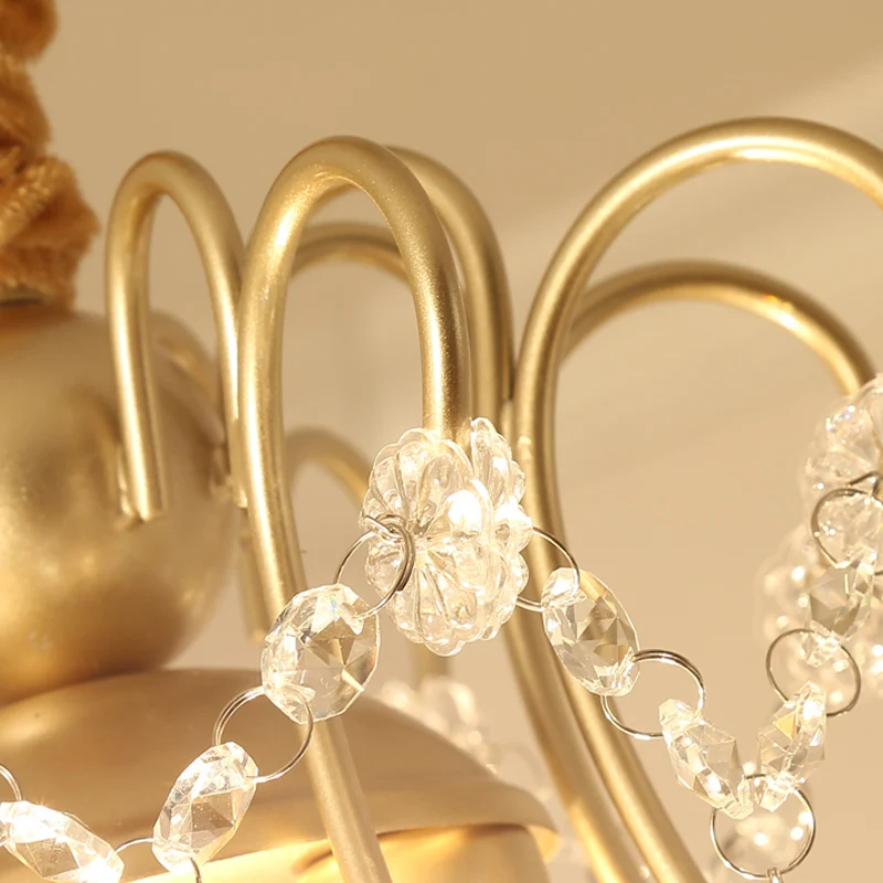 Gebogen gewapende metalen hangende kroonluchter Transitionele 3-lichts gouden plafondlamp met kristallen drapering Clearhalo