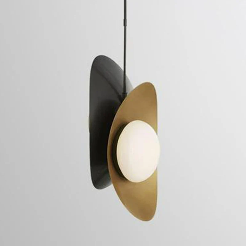 Gebogen metalen hanglamp Designer 2-koppige zwarte en gouden binnenkroonluchter met witte glazen kap Clearhalo
