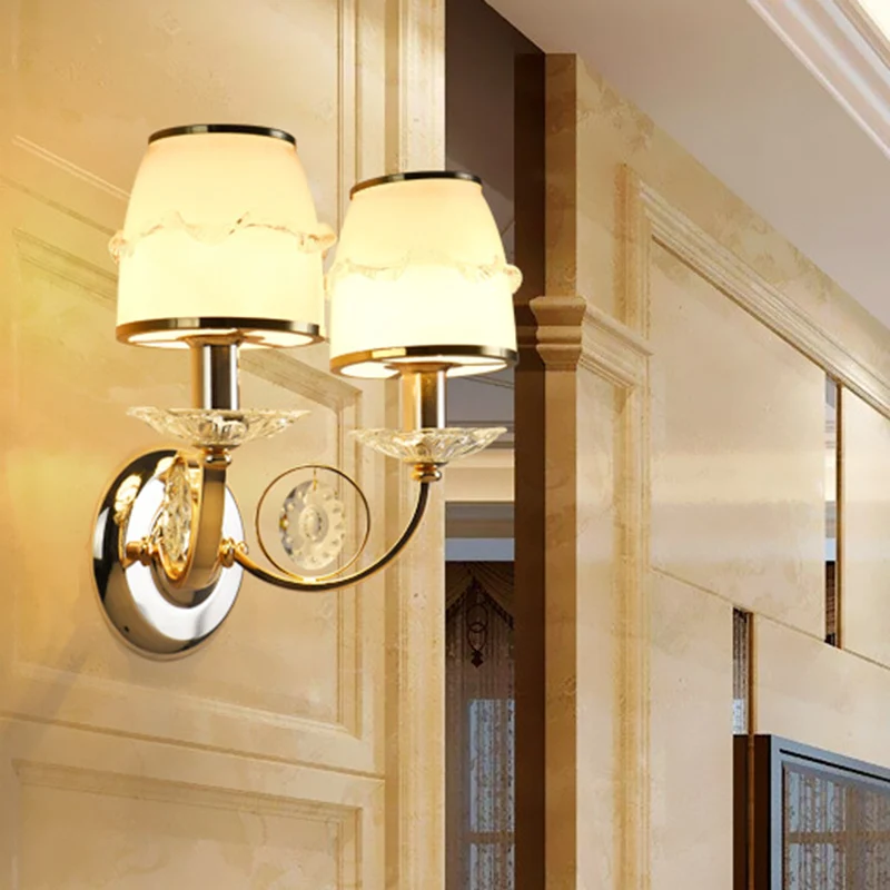Gebogen wandlamp met 1/2 lamp Traditionele witte metalen LED-wandlamp met kristallen accent Clearhalo