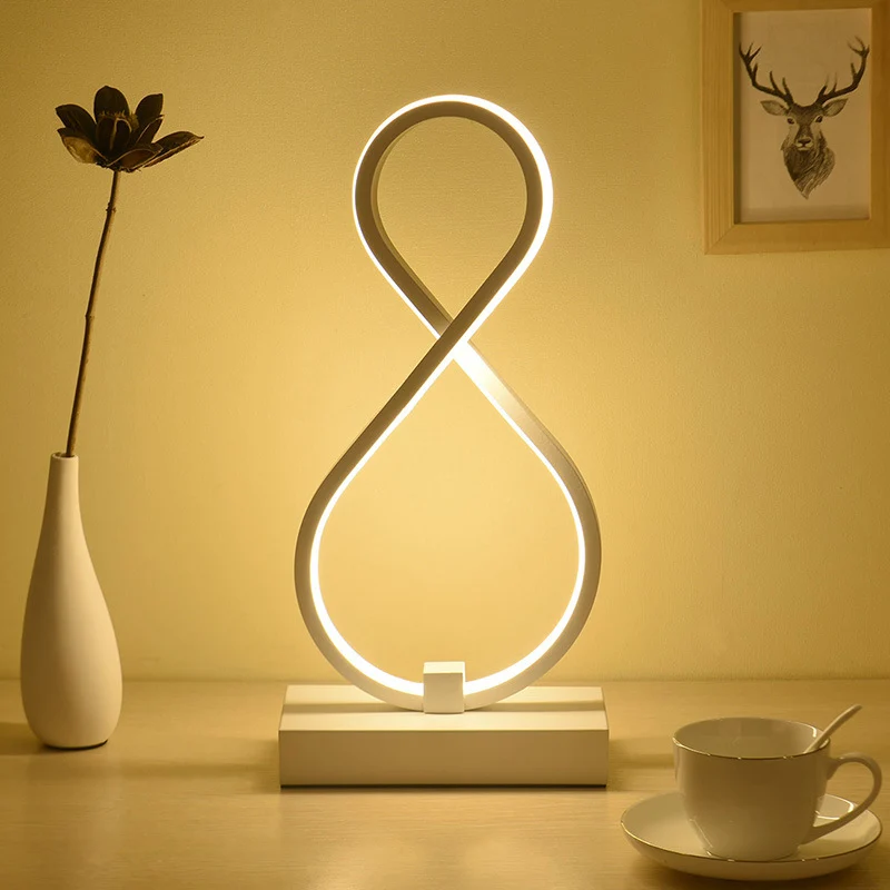Gedraaide tafellamp modernisme acryl LED witte nachtkastjelamp met rechthoekige metalen voet Clearhalo