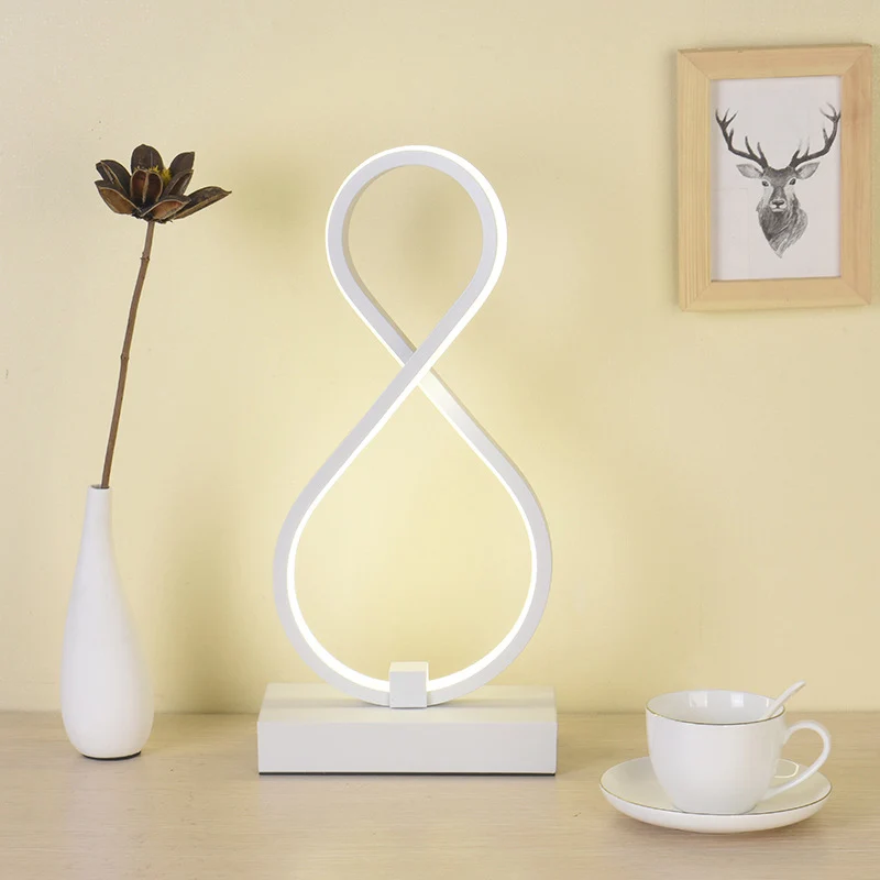 Gedraaide tafellamp modernisme acryl LED witte nachtkastjelamp met rechthoekige metalen voet Clearhalo