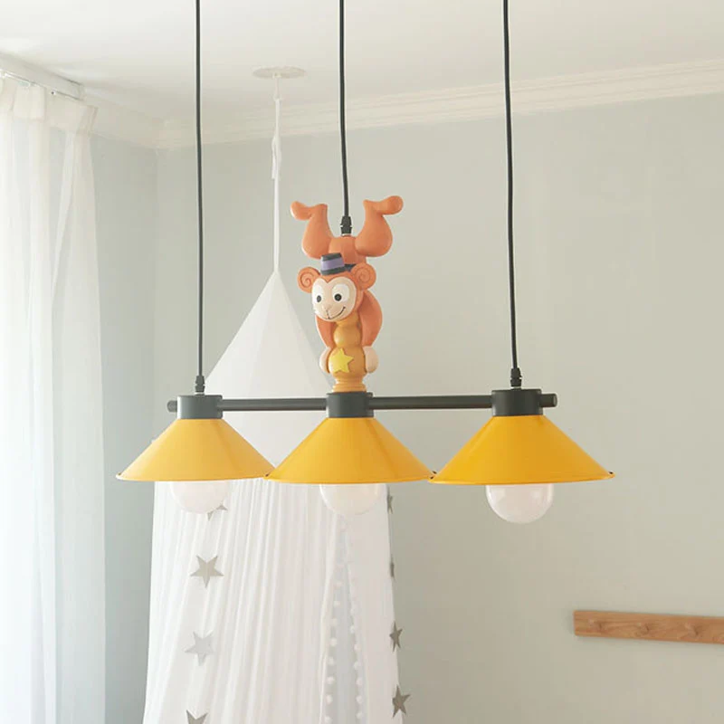 Gele Cone Island-lamp Cartoon 3-koppige metalen hanglamp met aapdecoratie Clearhalo