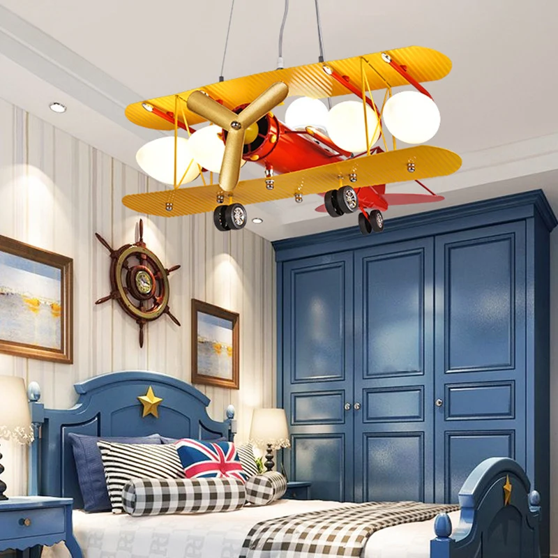 Gele vliegtuigvormige LED-plafondverlichting Cartoon metalen kroonluchterlamp met matglazen kap Clearhalo