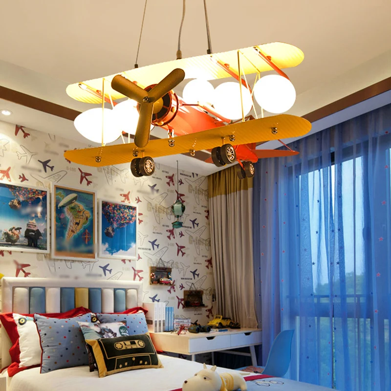 Gele vliegtuigvormige LED-plafondverlichting Cartoon metalen kroonluchterlamp met matglazen kap Clearhalo