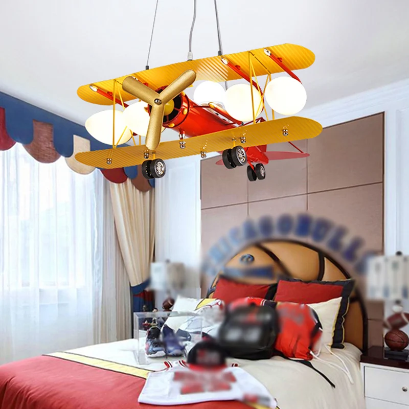 Gele vliegtuigvormige LED-plafondverlichting Cartoon metalen kroonluchterlamp met matglazen kap Clearhalo