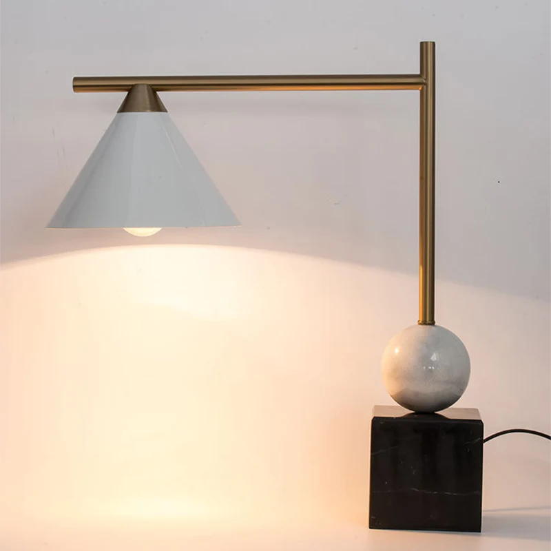 Geometrisch gevormd nachtkastje licht Mid Century marmeren 1-lichts slaapkamer tafellamp zwart-wit-messing Clearhalo
