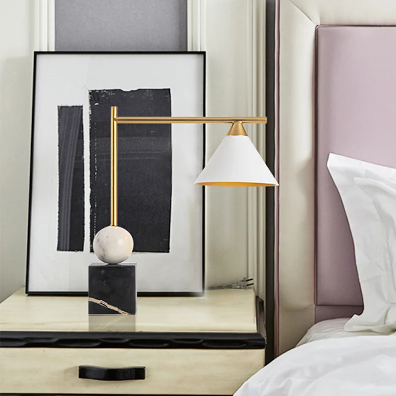 Geometrisch gevormd nachtkastje licht Mid Century marmeren 1-lichts slaapkamer tafellamp zwart-wit-messing Clearhalo