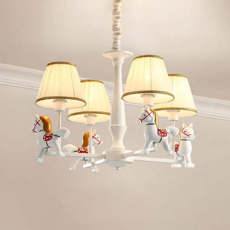Geplooide stof, taps toelopend plafondverlichting Cartoon witte kroonluchterlamp met harspaard Clearhalo