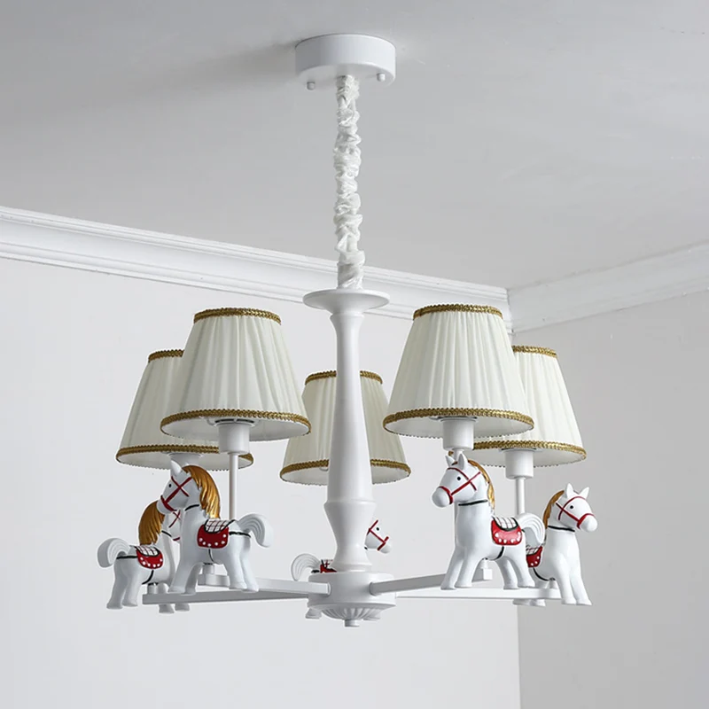 Geplooide stof, taps toelopend plafondverlichting Cartoon witte kroonluchterlamp met harspaard Clearhalo