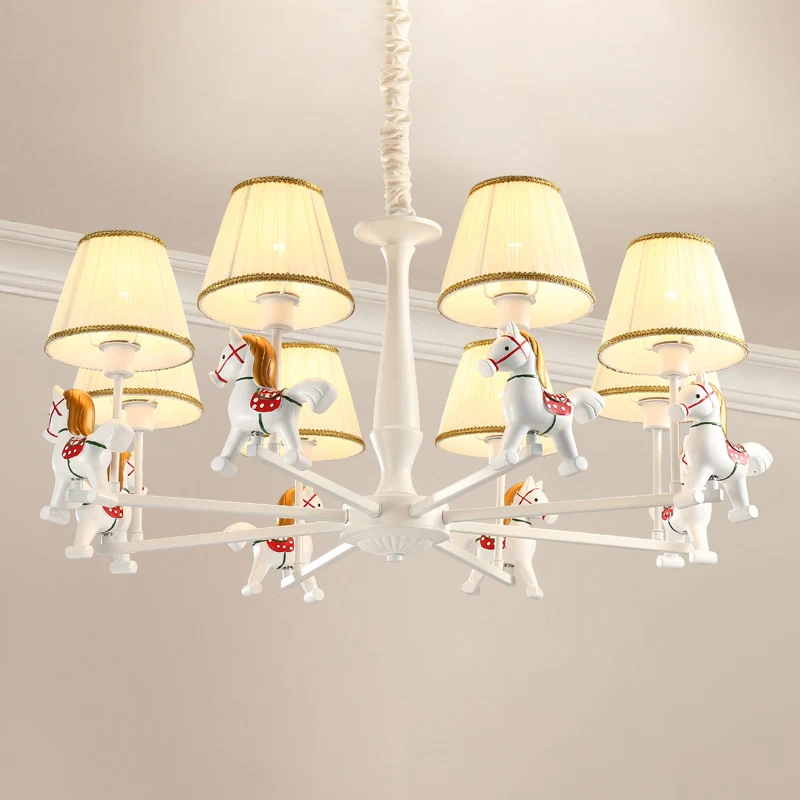 Geplooide stof, taps toelopend plafondverlichting Cartoon witte kroonluchterlamp met harspaard Clearhalo