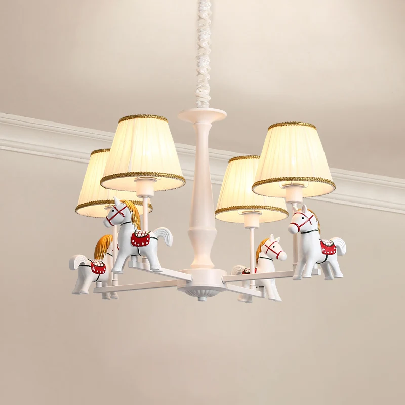 Geplooide stof, taps toelopend plafondverlichting Cartoon witte kroonluchterlamp met harspaard Clearhalo
